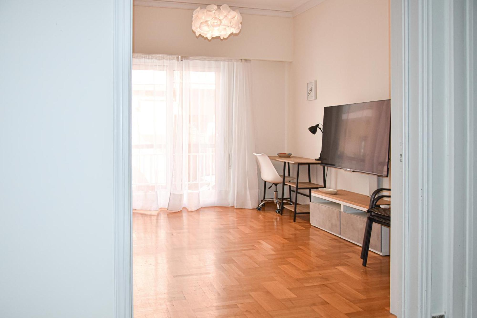 Spacious Modern In Pagkrati * Atenas